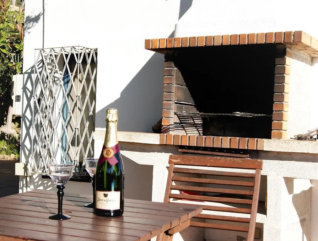 Places4Stay Villa Figuera Castelldefels 0*,